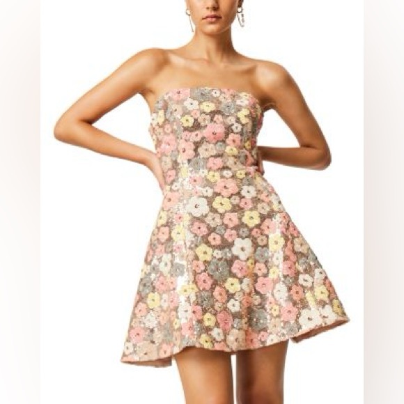 Elliatt Dresses & Skirts - Elliat Forsythia Floral Sequin dress 🌸